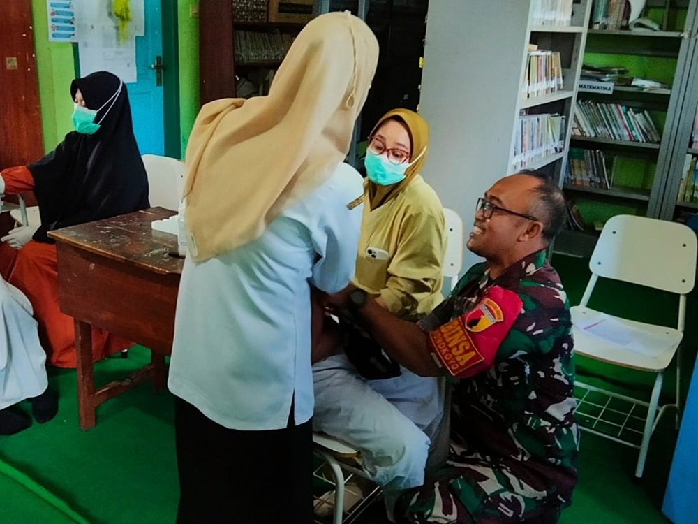 Babinsa Wonokoyo Sukseskan Gerakan Vaksinasi Campak Serentak