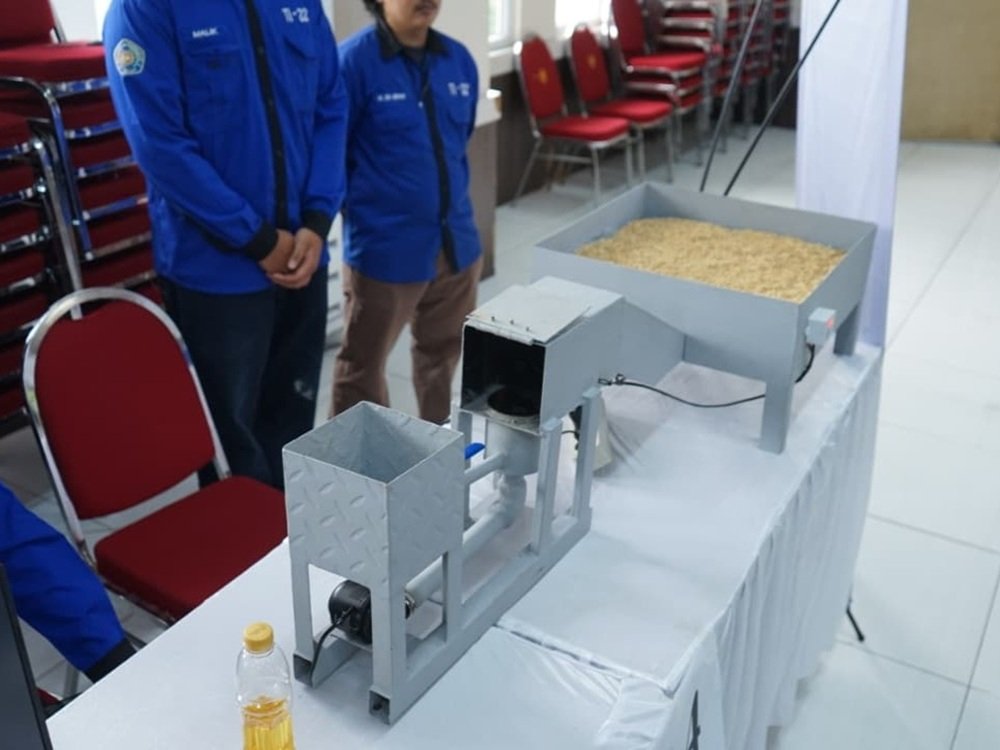 Perkuat Ketahanan Pangan di Tengah Cuaca Tak Menentu, Mahasiswa UMM Kembangkan Bed Dryer Pengering Gabah