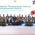 Foto Bersama (2) Kota Malang Masuk 7 Besar Nasional dalam Pengelolaan Sampah, Raih Sertifikat Menuju Kota Bersih