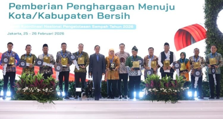 Foto Bersama (2) Kota Malang Masuk 7 Besar Nasional dalam Pengelolaan Sampah, Raih Sertifikat Menuju Kota Bersih
