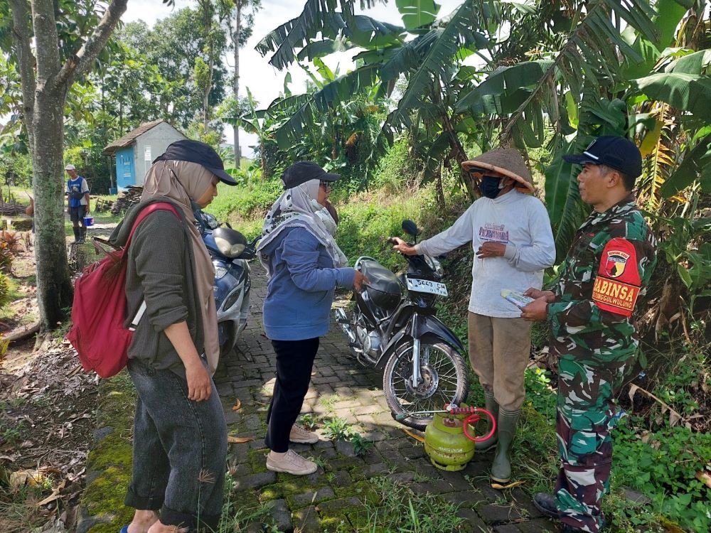 Komsos Humanis Babinsa Tunggulwulung Serap Aspirasi Petani Bersama Penyuluh Pertanian