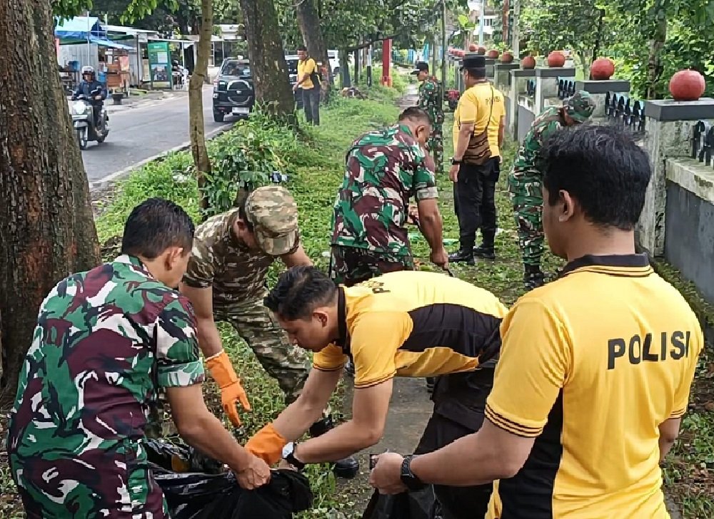 Koramil 0833-01Klojen Gelar Karya Bakti di TMP Suropati