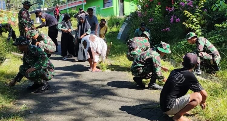 Koramil Kedungkandang Jumat Bersih Koramil Kedungkandang Bersama Warga Dukung Program Pemerintah ASRI