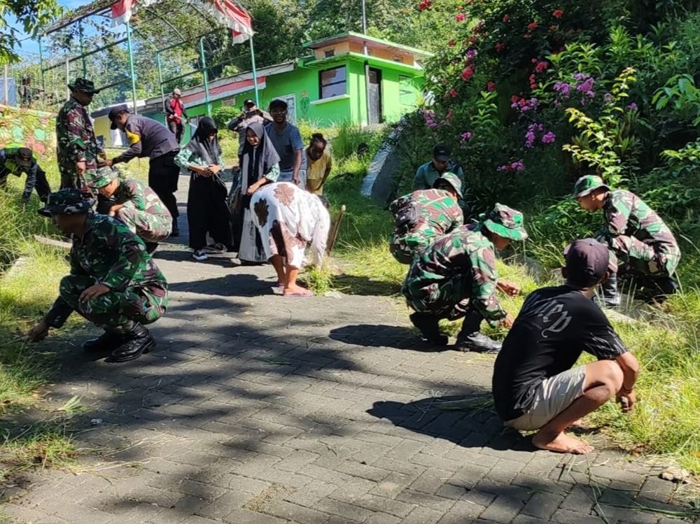 Jumat Bersih Koramil Kedungkandang Bersama Warga Dukung Program Pemerintah ASRI