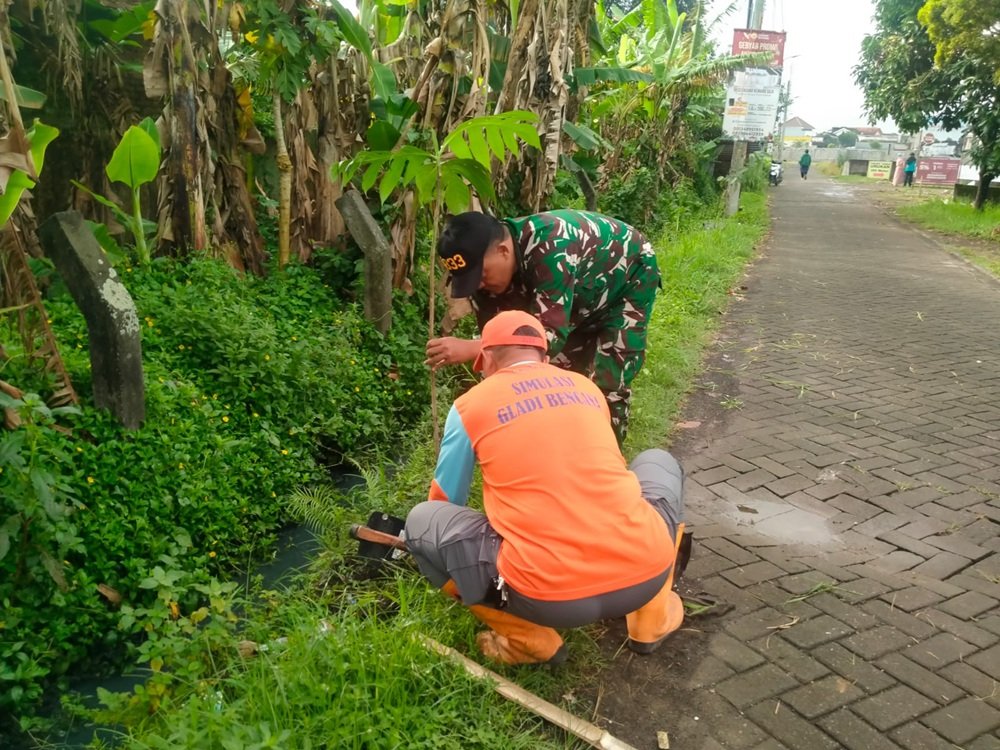 Peduli Lingkungan, Koramil Sukun Bersama Warga Gelar Karya Bhakti dan Penanaman Pohon
