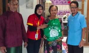 Alfamart Resmikan Gerai Baru di Purwosari, Salurkan Puluhan Paket Sembako ke Warga