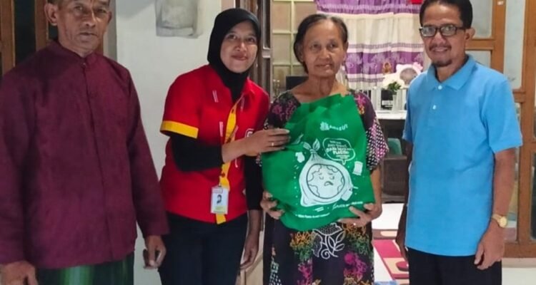 Alfamart Resmikan Gerai Baru di Purwosari, Salurkan Puluhan Paket Sembako ke Warga