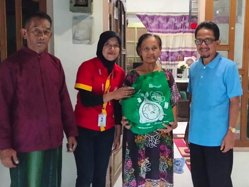 Alfamart Resmikan Gerai Baru di Purwosari, Salurkan Puluhan Paket Sembako ke Warga