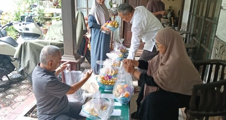 Pengemasan Sembako Jelang Ramadan, Alumni SMA Islam Malang 87 Adakan Baksos Peduli Alumni