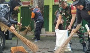 Wujud Kepedulian Lingkungan, Babinsa Klojen Karya Bakti Bersama Warga Oro-oro Dowo Wujud Kepedulian Lingkungan, Babinsa Klojen Karya Bakti Bersama Warga Oro-oro Dowo