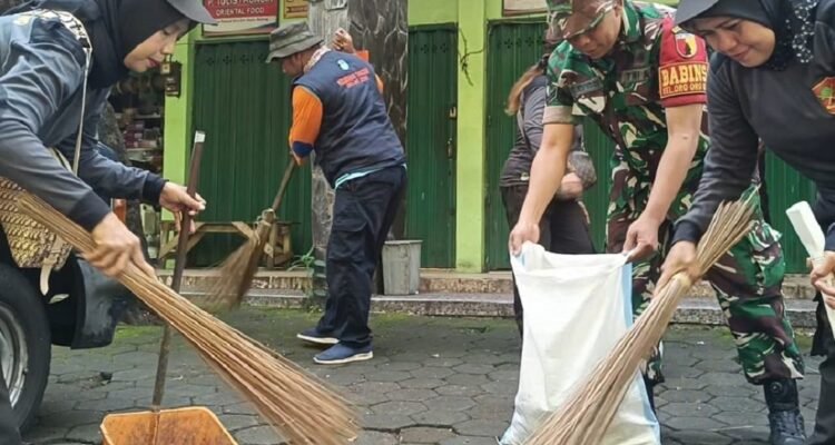 Wujud Kepedulian Lingkungan, Babinsa Klojen Karya Bakti Bersama Warga Oro-oro Dowo Wujud Kepedulian Lingkungan, Babinsa Klojen Karya Bakti Bersama Warga Oro-oro Dowo