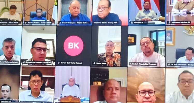 VIRTUAL Prabowo Pimpin Rapat Virtual 15 Menteri, Bahas Isu Strategis dan Perkuat Sinergi Nasional.