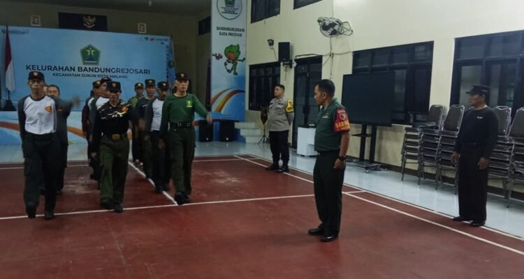 Babinsa Bandungrejosari Babinsa Bandungrejosari Sigap Latih Linmas Tingkatkan Kesiapsiagaan Wilayah