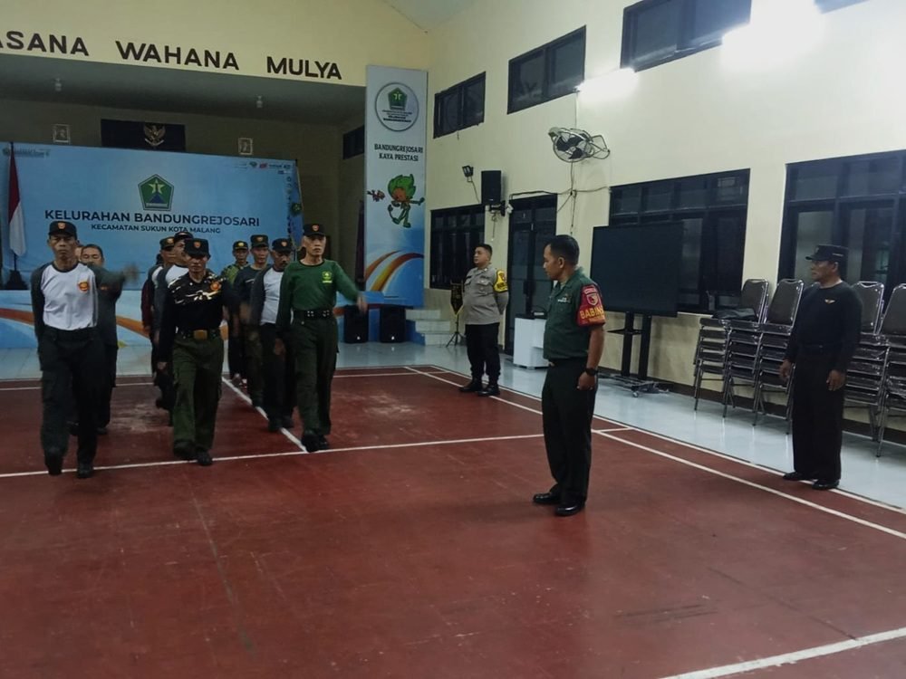 Babinsa Bandungrejosari Sigap Latih Linmas Tingkatkan Kesiapsiagaan Wilayah
