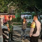 [09.39, 15/3/2026] Pak Djoko Pariwara: Koramil Lowokwaru Berbagi Takjil Gratis, Perkuat Silaturahmi Jelang Idul Fitri 1447 H Menjelang Hari Raya Idul Fitri 1447 Hijriah, Koramil 0833-05/Lowokwaru menggelar kegiatan berbagi takjil gratis kepada masyarakat di wilayah binaan. Kegiatan tersebut dilaksanakan sebagai bentuk kepedulian sekaligus mempererat silaturahmi antara TNI dan masyarakat, Sabtu sore ( 14/03 ). Personel Koramil Lowokwaru bersama anggota Persit turun langsung membagikan paket takjil kepada para pengguna jalan, pengendara, serta warga yang melintas menjelang waktu berbuka puasa. Kegiatan ini disambut antusias oleh masyarakat yang tengah menjalankan ibadah puasa di bulan Ramadan. Danramil 0833-05/Lowokwaru Kapten Inf Rizal Pelu mengatakan bahwa kegiatan berbagi takjil ini merupakan… [09.42, 15/3/2026] Pak Djoko Pariwara: Babinsa Bareng dan Bhabinkamtibmas Patroli Humanis, Perkuat Sinergitas Jaga Kamtibmas