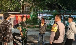 [09.39, 15/3/2026] Pak Djoko Pariwara: Koramil Lowokwaru Berbagi Takjil Gratis, Perkuat Silaturahmi Jelang Idul Fitri 1447 H Menjelang Hari Raya Idul Fitri 1447 Hijriah, Koramil 0833-05/Lowokwaru menggelar kegiatan berbagi takjil gratis kepada masyarakat di wilayah binaan. Kegiatan tersebut dilaksanakan sebagai bentuk kepedulian sekaligus mempererat silaturahmi antara TNI dan masyarakat, Sabtu sore ( 14/03 ). Personel Koramil Lowokwaru bersama anggota Persit turun langsung membagikan paket takjil kepada para pengguna jalan, pengendara, serta warga yang melintas menjelang waktu berbuka puasa. Kegiatan ini disambut antusias oleh masyarakat yang tengah menjalankan ibadah puasa di bulan Ramadan. Danramil 0833-05/Lowokwaru Kapten Inf Rizal Pelu mengatakan bahwa kegiatan berbagi takjil ini merupakan… [09.42, 15/3/2026] Pak Djoko Pariwara: Babinsa Bareng dan Bhabinkamtibmas Patroli Humanis, Perkuat Sinergitas Jaga Kamtibmas