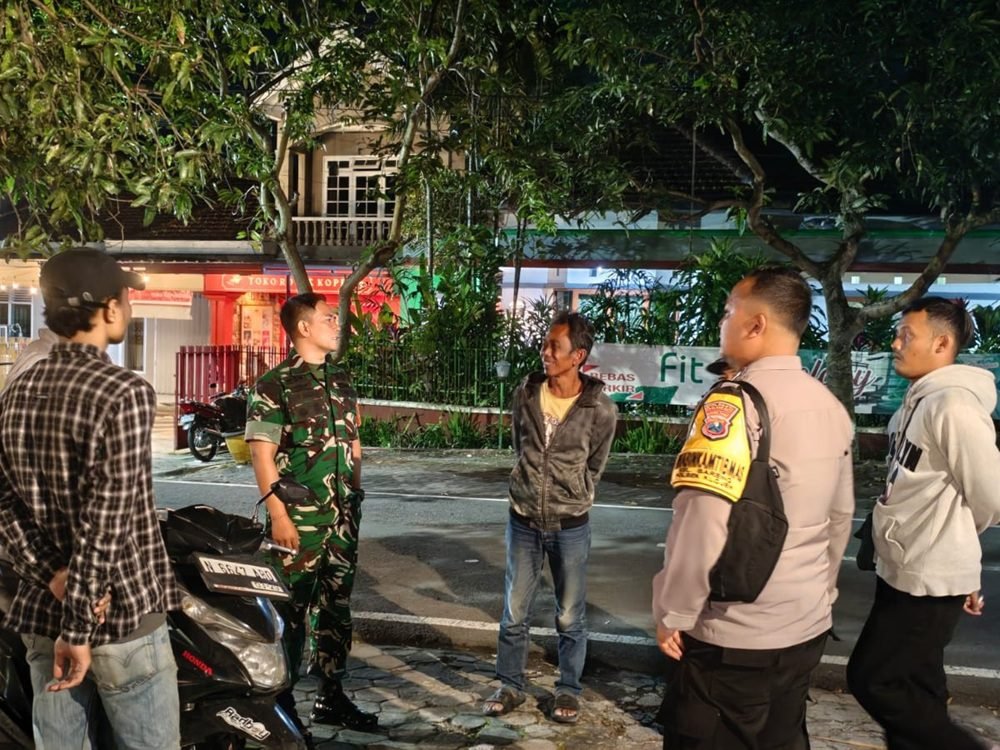 [09.39, 15/3/2026] Pak Djoko Pariwara: Koramil Lowokwaru Berbagi Takjil Gratis, Perkuat Silaturahmi Jelang Idul Fitri 1447 H Menjelang Hari Raya Idul Fitri 1447 Hijriah, Koramil 0833-05/Lowokwaru menggelar kegiatan berbagi takjil gratis kepada masyarakat di wilayah binaan. Kegiatan tersebut dilaksanakan sebagai bentuk kepedulian sekaligus mempererat silaturahmi antara TNI dan masyarakat, Sabtu sore ( 14/03 ). Personel Koramil Lowokwaru bersama anggota Persit turun langsung membagikan paket takjil kepada para pengguna jalan, pengendara, serta warga yang melintas menjelang waktu berbuka puasa. Kegiatan ini disambut antusias oleh masyarakat yang tengah menjalankan ibadah puasa di bulan Ramadan. Danramil 0833-05/Lowokwaru Kapten Inf Rizal Pelu mengatakan bahwa kegiatan berbagi takjil ini merupakan… [09.42, 15/3/2026] Pak Djoko Pariwara: Babinsa Bareng dan Bhabinkamtibmas Patroli Humanis, Perkuat Sinergitas Jaga Kamtibmas