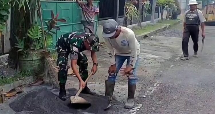 Babinsa Blimbing Dukung Perbaikan Infrastruktur Jalan Lingkungan