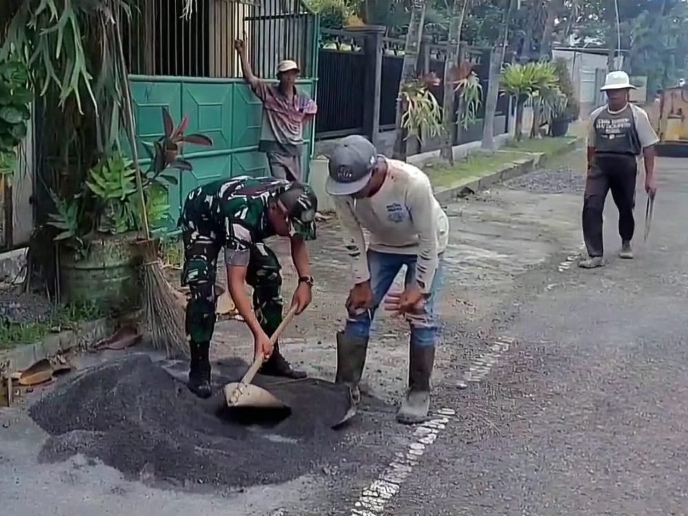 Babinsa Blimbing Dukung Perbaikan Infrastruktur Jalan Lingkungan