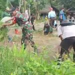 Ciptakan Lingkungan Bersih, Babinsa Blimbing Gelar Kerja Bakti Bersama Warga