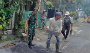 Babinsa Blimbing Dukung Perbaikan Infrastruktur Jalan Lingkungan