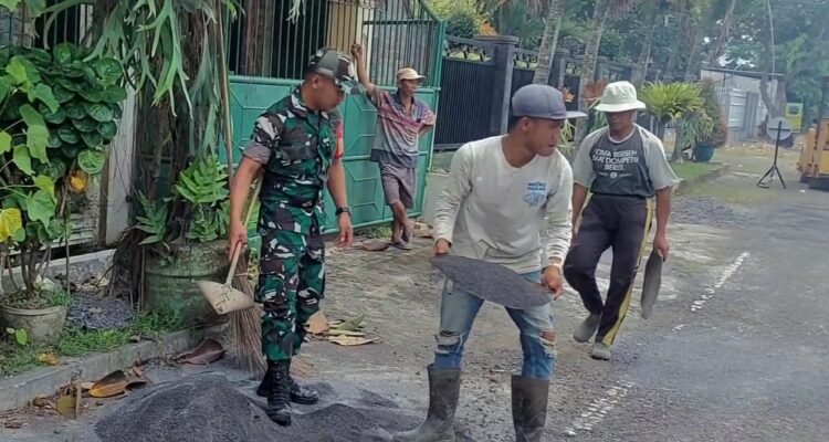 Babinsa Blimbing Dukung Perbaikan Infrastruktur Jalan Lingkungan Babinsa Blimbing Dukung Perbaikan Infrastruktur Jalan Lingkungan