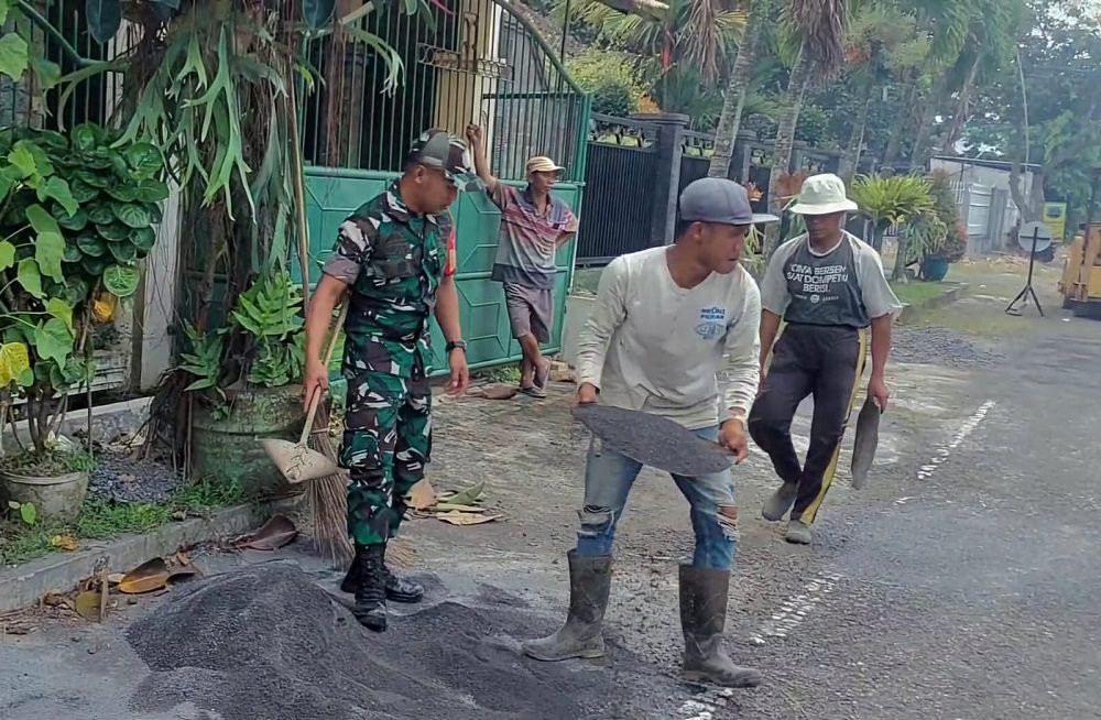 Babinsa Blimbing Dukung Perbaikan Infrastruktur Jalan Lingkungan