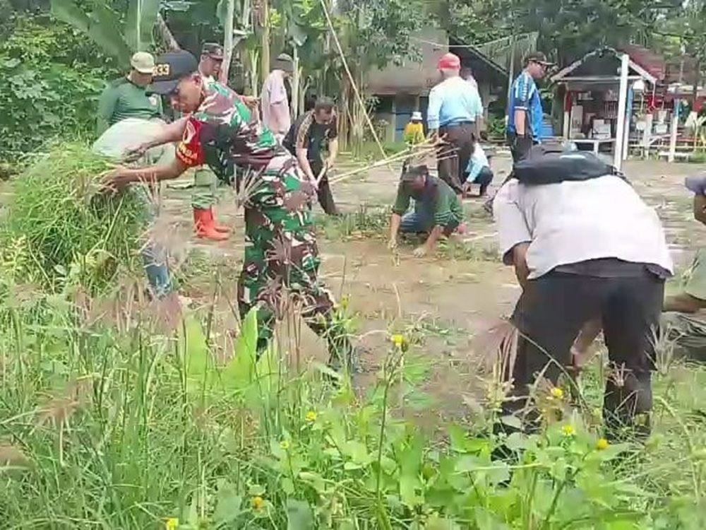 Ciptakan Lingkungan Bersih, Babinsa Blimbing Gelar Kerja Bakti Bersama Warga