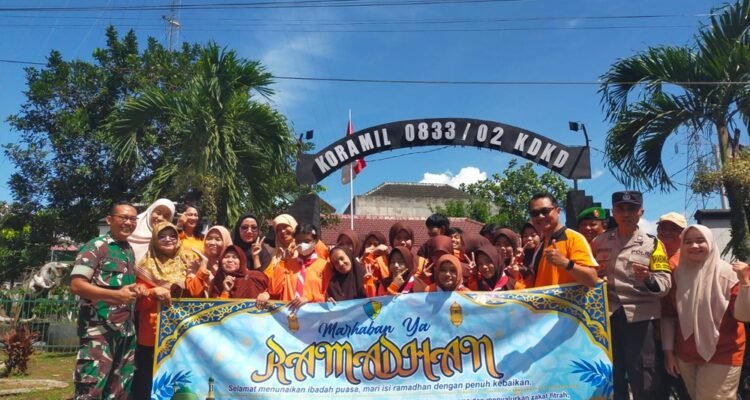 Koramil Kedungkandang Dampingi Anak Sekolah Luar Biasa Bagikan Takjil Ramadan