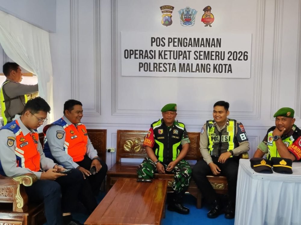 Babinsa Kedungkandang Bersama Personel Gabungan, Amankan Pos Pam Operasi Ketupat Semeru 2026 Madyopuro