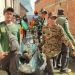 Babinsa Kedungkandang (2) Antisipasi Banjir, Babinsa Bersama Warga Bumiayu Bersihkan Drainase