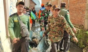 Antisipasi Banjir, Babinsa Bersama Warga Bumiayu Bersihkan Drainase