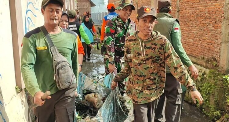Babinsa Kedungkandang (2) Antisipasi Banjir, Babinsa Bersama Warga Bumiayu Bersihkan Drainase