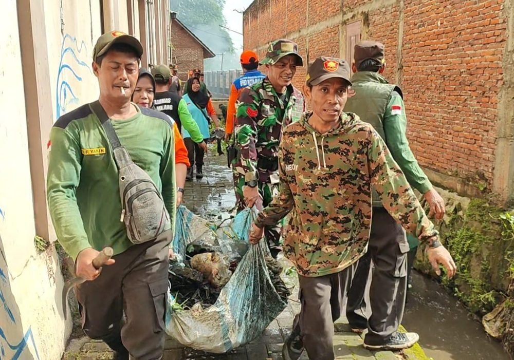 Antisipasi Banjir, Babinsa Bersama Warga Bumiayu Bersihkan Drainase