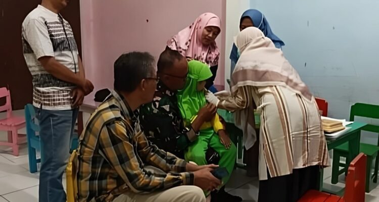 Babinsa Kedungkandang Babinsa Kedungkandang Kawal Pelaksanaan Vaksinasi Serempak ORI di Wilayah Binaan