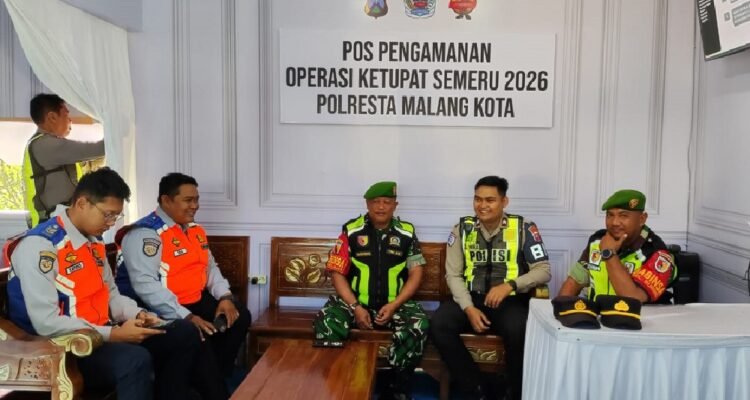 Babinsa Kedungkandang Bersama Personel Gabungan, Amankan Pos Pam Operasi Ketupat Semeru 2026 Madyopuro