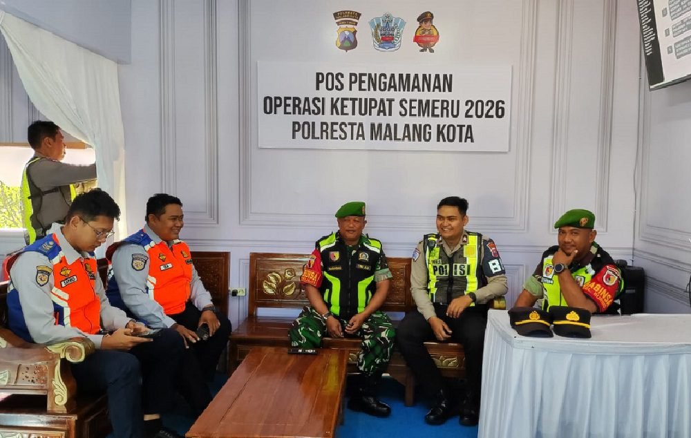 Babinsa Kedungkandang Bersama Personel Gabungan, Amankan Pos Pam Operasi Ketupat Semeru 2026 Madyopuro