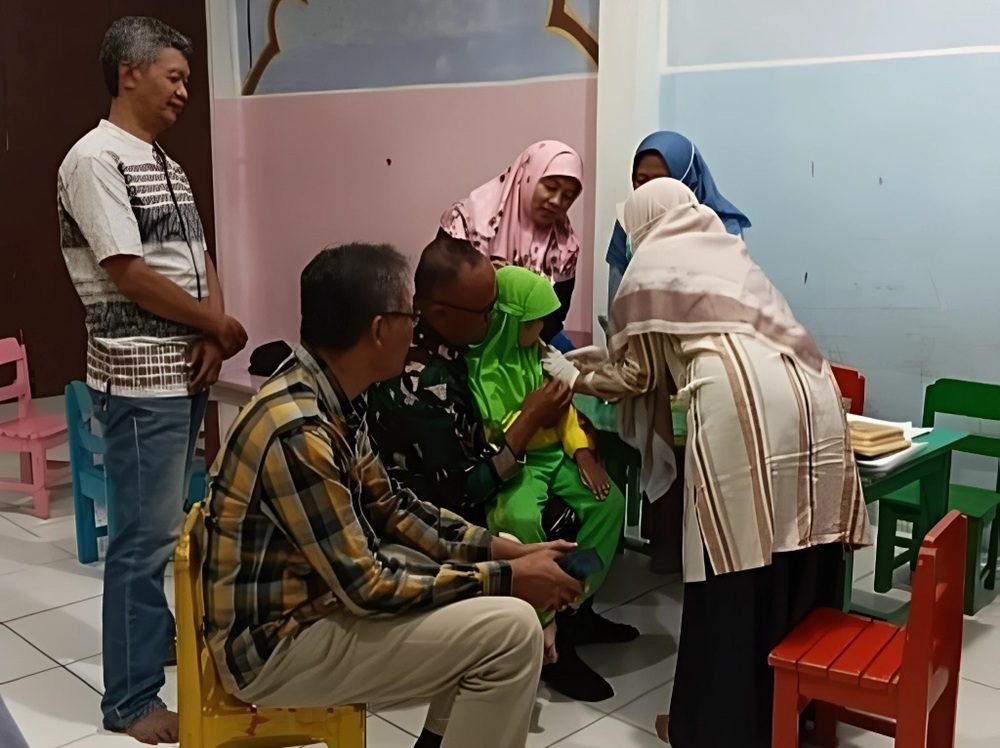 Babinsa Kedungkandang Kawal Pelaksanaan Vaksinasi Serempak ORI di Wilayah Binaan