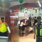 Babinsa Kiduldalem Babinsa Kiduldalem Komsos dan Patroli Objek Vital Jelang Mudik Lebaran