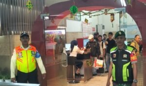 Babinsa Kiduldalem Komsos dan Patroli Objek Vital Jelang Mudik Lebaran