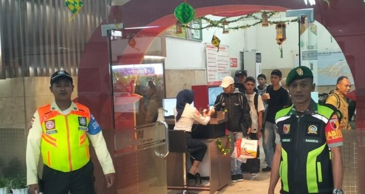 Babinsa Kiduldalem Babinsa Kiduldalem Komsos dan Patroli Objek Vital Jelang Mudik Lebaran