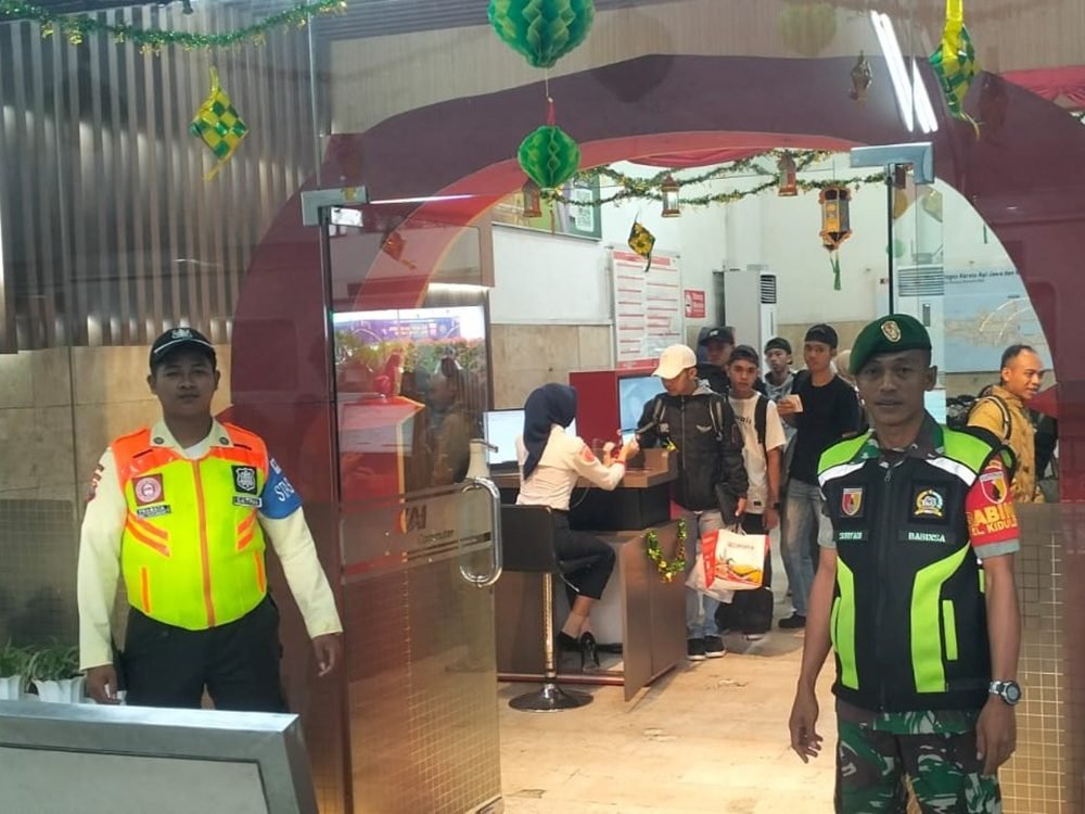 Babinsa Kiduldalem Komsos dan Patroli Objek Vital Jelang Mudik Lebaran