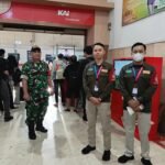 Babinsa Klojen Patroli Dialogis, Jamin Keamanan dan Kenyamanan Penumpang di Stasiun Baru Kota Malang