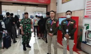 Babinsa Klojen Patroli Dialogis, Jamin Keamanan dan Kenyamanan Penumpang di Stasiun Baru Kota Malang