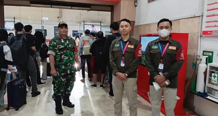 Babinsa Klojen Patroli Dialogis, Jamin Keamanan dan Kenyamanan Penumpang di Stasiun Baru Kota Malang
