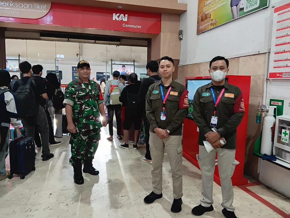 Babinsa Klojen Patroli Dialogis, Jamin Keamanan dan Kenyamanan Penumpang di Stasiun Baru Kota Malang