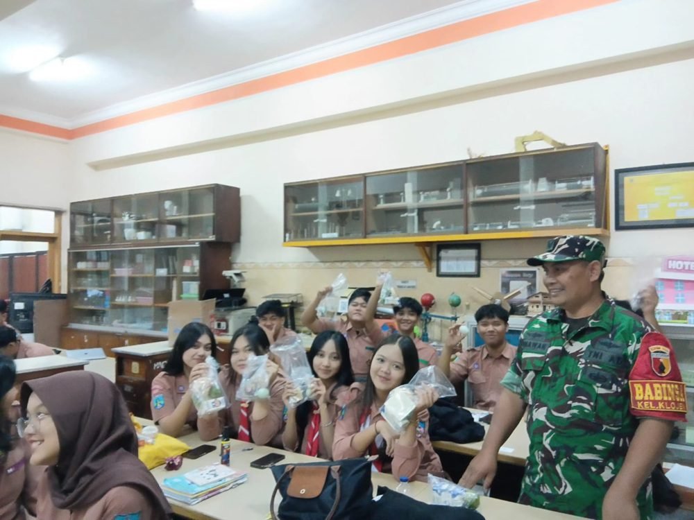 Babinsa Klojen Pastikan Kelancaran Makan Bergizi Gratis Siswa SMAN 4 Malang Selama Ramadhan