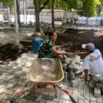 Semangat Gotong Royong, Babinsa Lowokwaru Bantu Warga Pemasanagan Paving