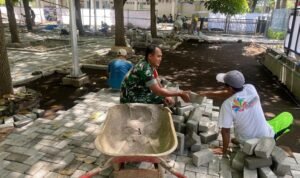 Semangat Gotong Royong, Babinsa Lowokwaru Bantu Warga Pemasanagan Paving