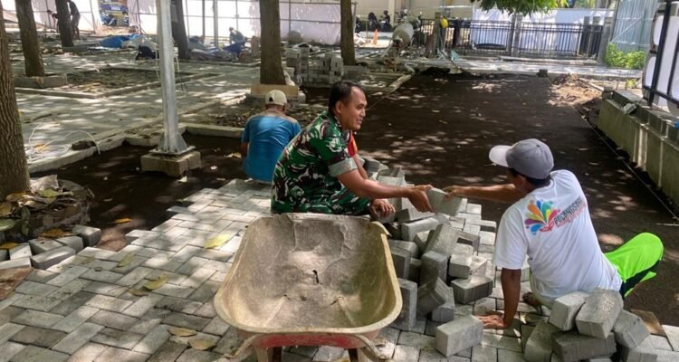 Semangat Gotong Royong, Babinsa Lowokwaru Bantu Warga Pemasanagan Paving
